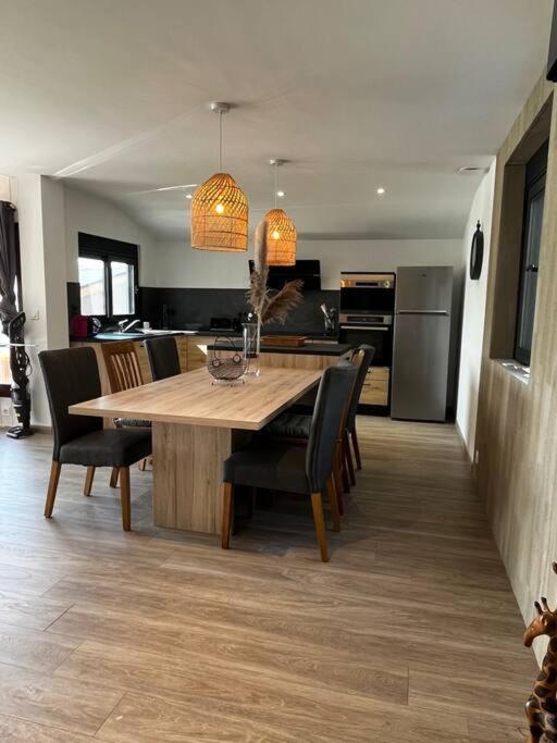 Chalet Moderne Au Bord D'Un Lac Saint-Sauveur-lès-Bray エクステリア 写真