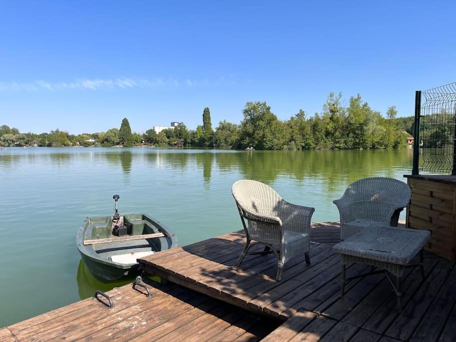 Chalet Moderne Au Bord D'Un Lac Saint-Sauveur-lès-Bray エクステリア 写真