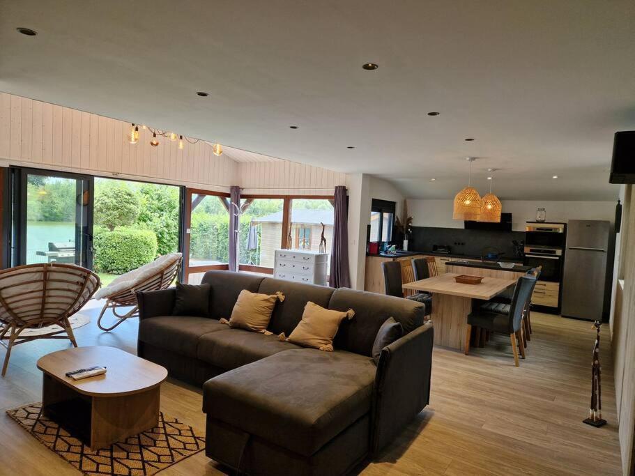 Chalet Moderne Au Bord D'Un Lac Saint-Sauveur-lès-Bray エクステリア 写真